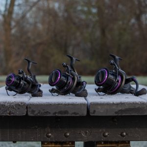 Free Spin System: Quick and easy switching between free spool and drag mode for optimal control. Durable Construction: Crafted with a high-quality zinc alloy, corrosion resistant main gear and oversized spindle to withstand the toughest of conditions and the rigors of modern predator fishing. Smooth Operation: Equipped with 5+1 precision-engineered high grade Stainless steel bearings and a finely tuned carbon drag system with upto 14kg of drag pressure. Ergonomic Design: CNC machined Aluminium handle with a comfortable, anti-slip EVA Power grip to minimize fatigue. Long Cast Spool System: One piece billet aluminium CNC machined lightweight spool, for enhanced line capacity, smooth line lay and effortless casting ability. Gear Ratio: