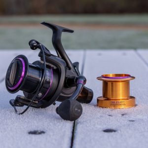 Free Spin System: Quick and easy switching between free spool and drag mode for optimal control. Durable Construction: Crafted with a high-quality zinc alloy, corrosion resistant main gear and oversized spindle to withstand the toughest of conditions and the rigors of modern predator fishing. Smooth Operation: Equipped with 5+1 precision-engineered high grade Stainless steel bearings and a finely tuned carbon drag system with upto 14kg of drag pressure. Ergonomic Design: CNC machined Aluminium handle with a comfortable, anti-slip EVA Power grip to minimize fatigue. Long Cast Spool System: One piece billet aluminium CNC machined lightweight spool, for enhanced line capacity, smooth line lay and effortless casting ability. Gear Ratio: