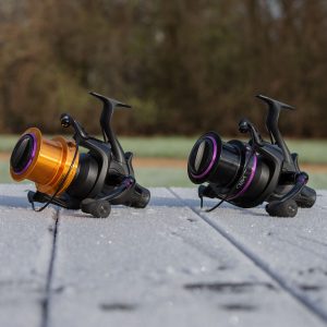 Free Spin System: Quick and easy switching between free spool and drag mode for optimal control. Durable Construction: Crafted with a high-quality zinc alloy, corrosion resistant main gear and oversized spindle to withstand the toughest of conditions and the rigors of modern predator fishing. Smooth Operation: Equipped with 5+1 precision-engineered high grade Stainless steel bearings and a finely tuned carbon drag system with upto 14kg of drag pressure. Ergonomic Design: CNC machined Aluminium handle with a comfortable, anti-slip EVA Power grip to minimize fatigue. Long Cast Spool System: One piece billet aluminium CNC machined lightweight spool, for enhanced line capacity, smooth line lay and effortless casting ability. Gear Ratio: